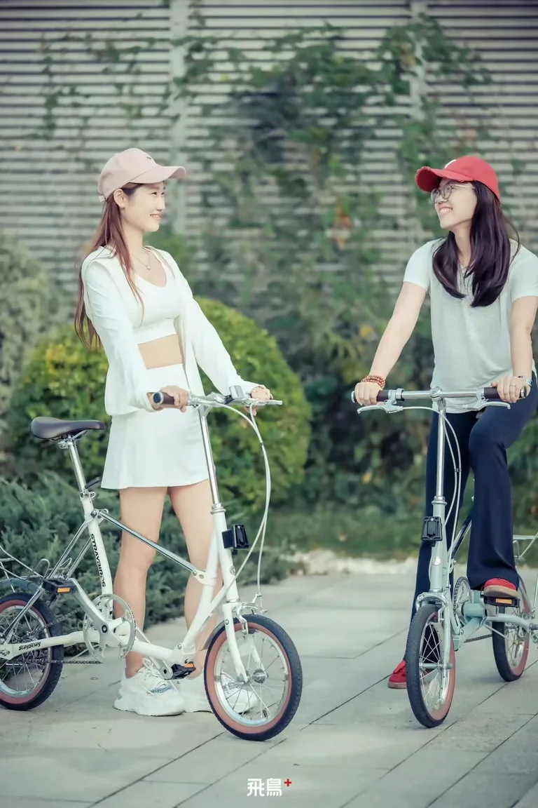 Two friends with their StrayBirds bikes · 两位朋友和各自的飞鸟