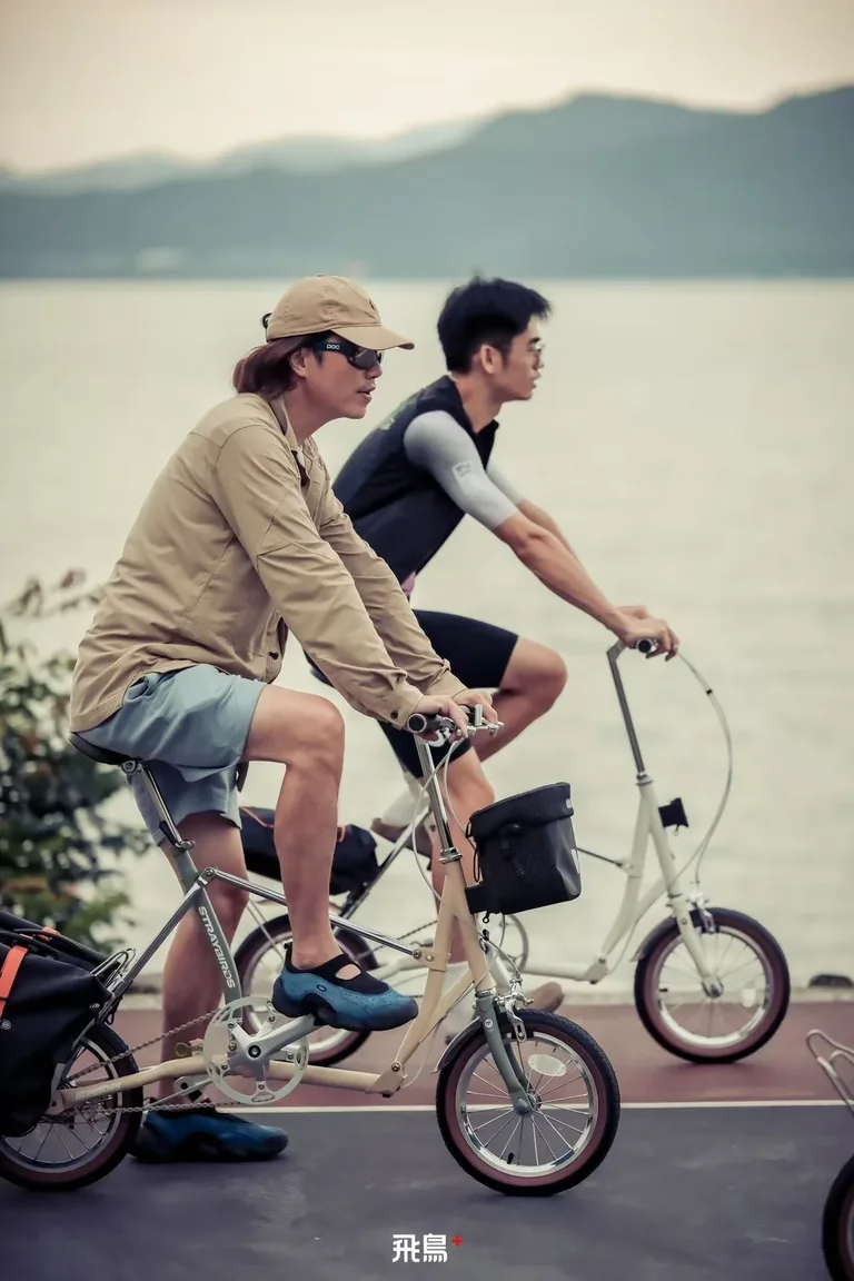 Two riders side by side by the lake · 两人湖边并骑